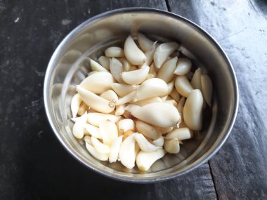 Sarımsak (Allium sativum), soğan cinsi Allium 'da yaşayan bir tür. Hem besin tatlandırıcı hem de geleneksel bir ilaç olarak kullanılıyor. Orta Asya 'ya özgüdür..