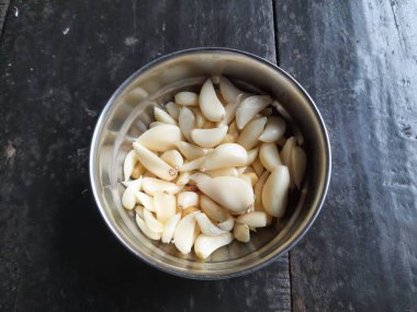 Sarımsak (Allium sativum), soğan cinsi Allium 'da yaşayan bir tür. Hem besin tatlandırıcı hem de geleneksel bir ilaç olarak kullanılıyor. Orta Asya 'ya özgüdür..