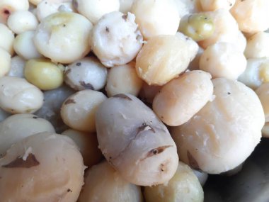 Haşlanmış patates. Bu patatesten birçok yiyecek yapılabilir. Neredeyse tüm dünyada sevilen popüler bir sebzedir..