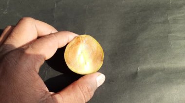 Manilkara zapota meyveleri. Diğer isimleri apodilla meyveleri, sapote, chicozapote, chico fruit, chicle fruit, naseberry ve nispero. Popüler ve lezzetli meyveler.. 