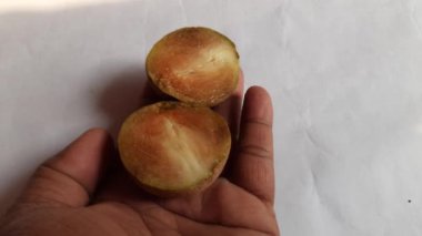 Manilkara zapota meyveleri. Diğer isimleri apodilla meyveleri, sapote, chicozapote, chico fruit, chicle fruit, naseberry ve nispero. Popüler ve lezzetli meyveler.. 