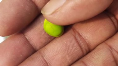 Taze yeşil nohut. Nohut, Fabaceae ailesinin yıllık adıdır. Nohut çekirdekleri yüksek proteinlidir. Diğer adı Bengal gram, garbanzo, garbanzo fasulyesi, Mısır bezelyesi. Yeşil gram.