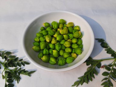 Taze yeşil nohut. Nohut, Fabaceae ailesinin yıllık adıdır. Nohut çekirdekleri yüksek proteinlidir. Diğer adı Bengal gram, garbanzo, garbanzo fasulyesi, Mısır bezelyesi. Yeşil gram.