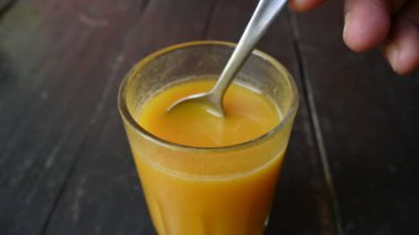 Bael meyve suyu. Diğer isimleri Aegle marmelo, bael, bili, bhel, Bengal quince, altın elma, Japon acı portakalı, taş elma veya ahşap elma. Tatlı ve sağlıklı yaz içkisi Bel ka Sharbat.