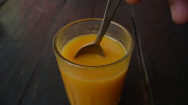 Bael meyve suyu. Diğer isimleri Aegle marmelo, bael, bili, bhel, Bengal quince, altın elma, Japon acı portakalı, taş elma veya ahşap elma. Tatlı ve sağlıklı yaz içkisi Bel ka Sharbat.