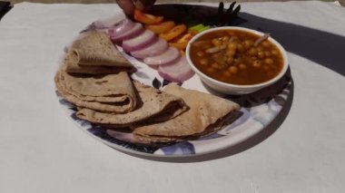 Kolesistektomi ve salatalı köri. Geleneksel Kuzey Hindistan yemeği, akşam yemeği, kahvaltı. Lezzetli Hint yemekleri. Kolesistektomi ve sebze salatası.