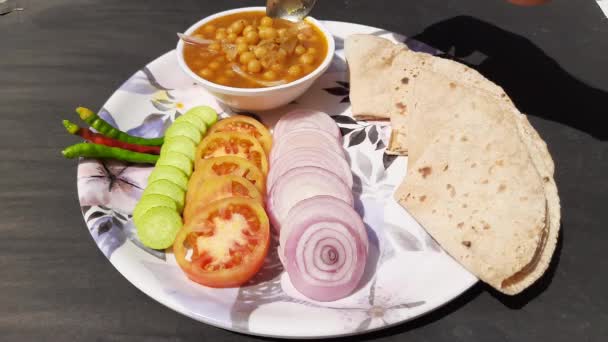 Chole Masala Curry Met Roti Salade Een Traditionele Noord Indiase — Stockvideo