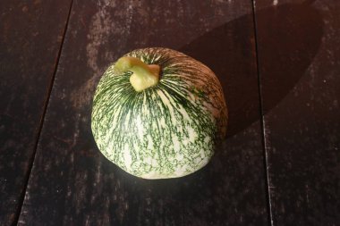 Balkabağı arka planda izole edilmiş. Tüm dünyada en popüler sebzedir. Diğer adları argyrosperma, Cucurbita pepo ve Cucurbita maxima. Yuvarlak balkabağı.