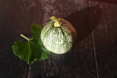 Balkabağı arka planda izole edilmiş. Tüm dünyada en popüler sebzedir. Diğer adları argyrosperma, Cucurbita pepo ve Cucurbita maxima. Yuvarlak balkabağı.