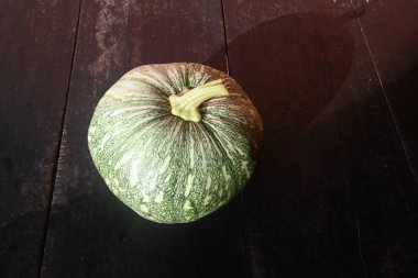 Balkabağı arka planda izole edilmiş. Tüm dünyada en popüler sebzedir. Diğer adları argyrosperma, Cucurbita pepo ve Cucurbita maxima. Yuvarlak balkabağı.