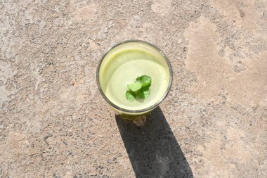 Çiğ mango içeceği. Bu yazın Hindistan 'ın geleneksel ve en popüler içkisidir. Kairi panha, Panna, çiğ mango suyu. Bardakta servis edilen içecek. Seçici odak.