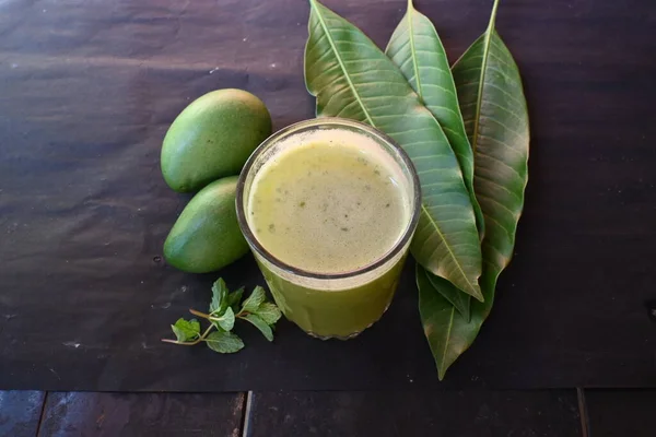 原始芒果饮料 这是印地安人夏天最受欢迎的传统饮料 还有其他名字Kairi Panha Panna Raw Mango Juice 喝杯子里的饮料 有选择的重点 — 图库照片