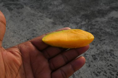 Mango dilimi. Mango aynı zamanda meyvelerin kralı olarak da bilinir. Bu meyve tüm dünyada popüler ve lezzetli bir meyvedir. Mangifera indica 'nın diğer isimleri. Olgun mango.
