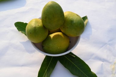 Olgun mango. Mango aynı zamanda meyvelerin kralı olarak da bilinir. Bu meyve tüm dünyada popüler ve lezzetli bir meyvedir. Mangifera indica 'nın diğer isimleri.. 