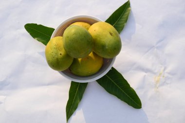 Olgun mango. Mango aynı zamanda meyvelerin kralı olarak da bilinir. Bu meyve tüm dünyada popüler ve lezzetli bir meyvedir. Mangifera indica 'nın diğer isimleri.. 