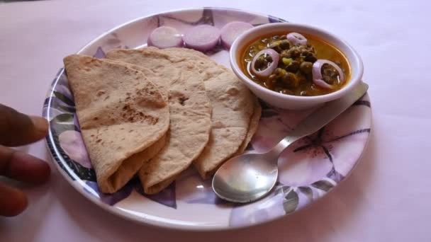 Chana Masala Met Roti Pittige Kikkererwten Traditioneel Noord Indiase Hoofdgerecht — Stockvideo