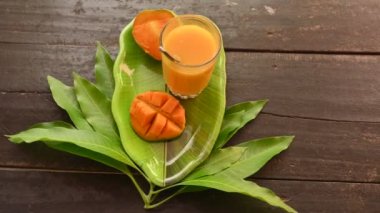 Siyah arka planda izole edilmiş mango dilimli mango suyu. Mango karışımı. Bir bardak taze mango suyu. Bu yazın Hindistan 'ın geleneksel ve en popüler içkisidir..