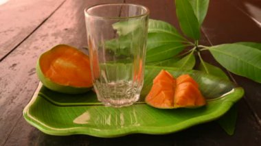 Siyah arka planda izole edilmiş mango dilimli mango suyu. Mango karışımı. Bir bardak taze mango suyu. Bu yazın Hindistan 'ın geleneksel ve en popüler içkisidir..