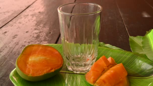 芒果汁与芒果片分离的黑色背景 芒果摇动 一杯新鲜的芒果汁 这是印地安人夏天最受欢迎的传统饮料 慢动作视频 — 图库视频影像