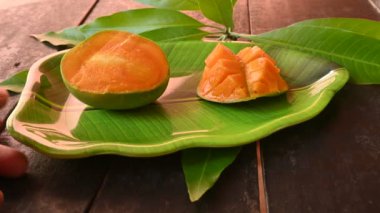 Mango dilimi. Mango aynı zamanda meyvelerin kralı olarak da bilinir. Bu meyve tüm dünyada popüler ve lezzetli bir meyvedir. Mangifera indica 'nın diğer isimleri. Olgun mango.