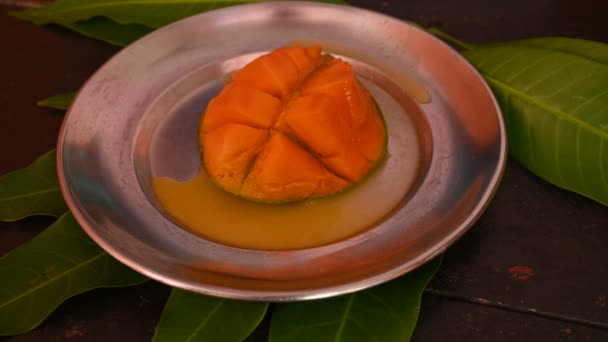 マンゴースライススローモーションビデオ マンゴーも果物の王と呼ばれます この果物は世界中で人気があり おいしい果物です マンギフェラ インディカという別の名前だ マンゴーの熟す — ストック動画