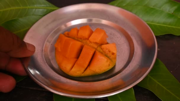 マンゴースライススローモーションビデオ マンゴーも果物の王と呼ばれます この果物は世界中で人気があり おいしい果物です マンギフェラ インディカという別の名前だ マンゴーの熟す — ストック動画