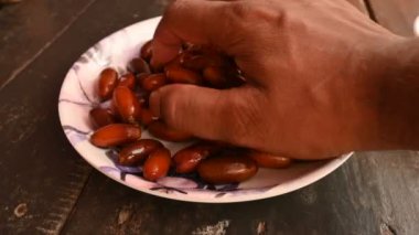 Hurma ağaçları. Diğer adı Phoenix Dactylifera. Palmiye familyasından Arecaceae familyasından, yenilebilir tatlı meyveleri için yetiştirilmiş bir bitki türü. Olgun hurma meyveleri.