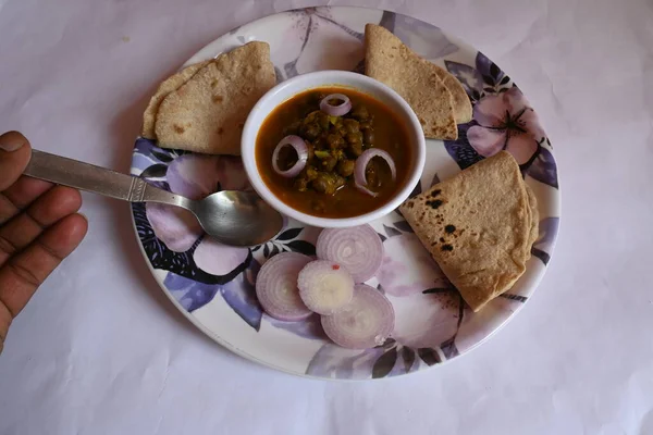 Chana Masala Met Roti Pittige Kikkererwten Traditioneel Noord Indiase Hoofdgerecht — Stockfoto