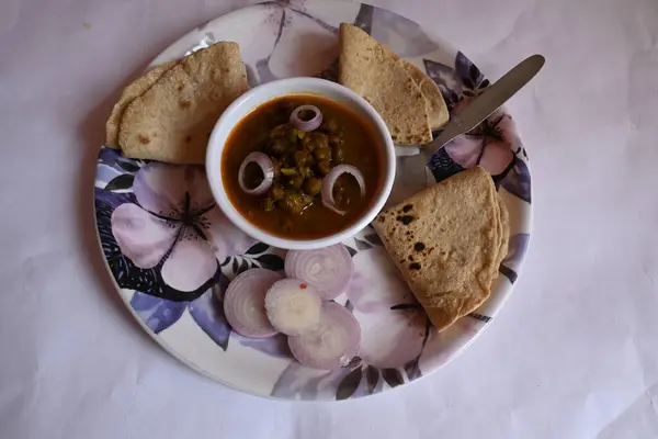 Chana Masala Met Roti Pittige Kikkererwten Traditioneel Noord Indiase Hoofdgerecht — Stockfoto
