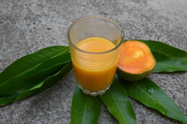 Siyah arka planda izole edilmiş mango dilimli mango suyu. Mango karışımı. Bir bardak taze mango suyu. Bu yazın Hindistan 'ın geleneksel ve en popüler içkisidir..