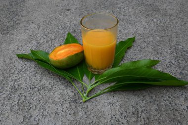 Siyah arka planda izole edilmiş mango dilimli mango suyu. Mango karışımı. Bir bardak taze mango suyu. Bu yazın Hindistan 'ın geleneksel ve en popüler içkisidir..