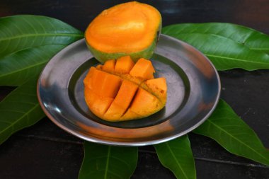 Mango dilimi. Mango aynı zamanda meyvelerin kralı olarak da bilinir. Bu meyve tüm dünyada popüler ve lezzetli bir meyvedir. Mangifera indica 'nın diğer isimleri. Olgun mango.