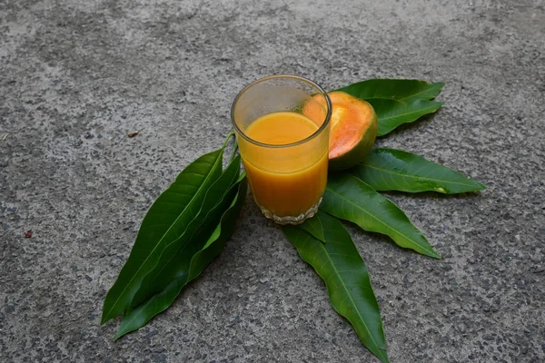 주스는 배경에 조각으로 쉐이크 여름에 사람들이 마시는 전통적 음료입니다 — 스톡 사진