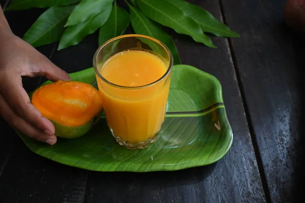 Mango Juice Med Mango Skive Isolert Svart Bakgrunn Mango Shake – stockfoto