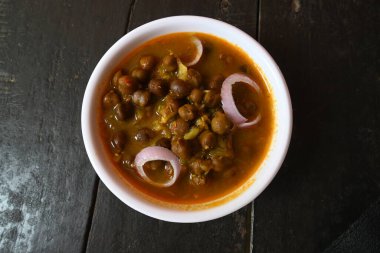 Chana Masala. Baharatlı nohut geleneksel Kuzey Hindistan ana yemek tarifi. Öğle yemeğinde, akşam yemeğinde ve kahvaltıda yenebilir. Lezzetli Hint yemekleri..