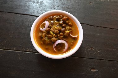 Chana Masala. Baharatlı nohut geleneksel Kuzey Hindistan ana yemek tarifi. Öğle yemeğinde, akşam yemeğinde ve kahvaltıda yenebilir. Lezzetli Hint yemekleri..