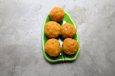 Hint tatlısı laddu. Bundi ladoo olarak da bilinir. Gram un toplarından ya da Boondis 'ten yapılır. Hindu festivalleri için geleneksel tatlı Dussehra ve Diwali. Besan laddoo.  