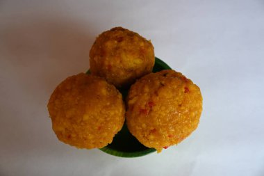 Hint tatlısı laddu. Bundi ladoo olarak da bilinir. Gram un toplarından ya da Boondis 'ten yapılır. Hindu festivalleri için geleneksel tatlı Dussehra ve Diwali. Besan laddoo.  