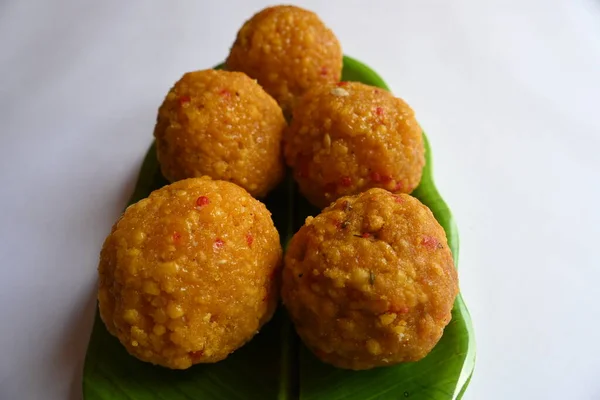 印度甜梯子 也知道 Bundi Ladoo是由非常小的革兰姆面粉球或深油炸球做成的 印度教节日Dussehra和Diwali的传统甜点 Besan Laddoo — 图库照片