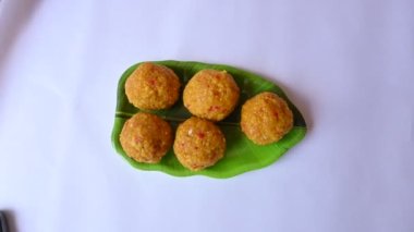 Hint tatlısı laddu. Bundi ladoo olarak da bilinir. Gram un toplarından ya da Boondis 'ten yapılır. Hindu festivalleri için geleneksel tatlı Dussehra ve Diwali. Besan laddoo.  