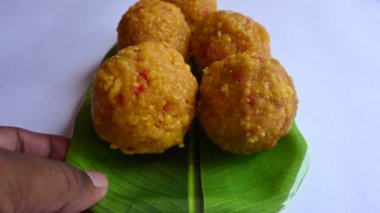 Hint tatlısı laddu. Bundi ladoo olarak da bilinir. Gram un toplarından ya da Boondis 'ten yapılır. Hindu festivalleri için geleneksel tatlı Dussehra ve Diwali. Besan laddoo.  