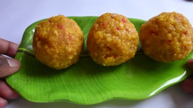 Hint tatlısı laddu. Bundi ladoo olarak da bilinir. Gram un toplarından ya da Boondis 'ten yapılır. Hindu festivalleri için geleneksel tatlı Dussehra ve Diwali. Besan laddoo.  