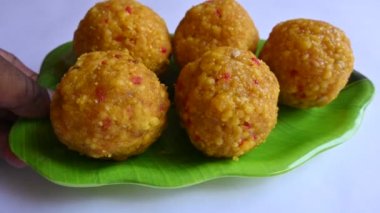 Hint tatlısı laddu. Bundi ladoo olarak da bilinir. Gram un toplarından ya da Boondis 'ten yapılır. Hindu festivalleri için geleneksel tatlı Dussehra ve Diwali. Besan laddoo.  