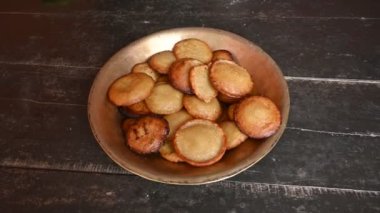 Geleneksel Hindistan atıştırmalıkları ve tatlıları. Pirinç unu ve tırmığı karıştırıp yağda kızartarak yapılır. Kızılderili kutsal adakları. Festivallerde yapılır. Hint yemeği.. 