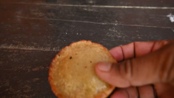 Tradycyjne Przekąski Słodycze Indii Jest Wytwarzany Przez Zmieszanie Mąki Ryżowej — Wideo stockowe