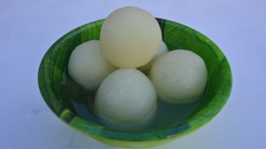 Indian Sweets Rasgulla. Bu tatlı Batı Bengal, Hindistan 'dan geliyor. Diğer isimler arasında Rasagulla, Rossogolla, Roshogolla, Rasagola, Rasagolla sayılabilir. Hindistan 'ın en popüler tatlısı..