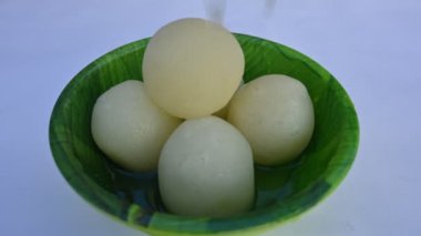 Indian Sweets Rasgulla. Bu tatlı Batı Bengal, Hindistan 'dan geliyor. Diğer isimler arasında Rasagulla, Rossogolla, Roshogolla, Rasagola, Rasagolla sayılabilir. Hindistan 'ın en popüler tatlısı..