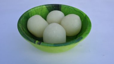 Indian Sweets Rasgulla. Bu tatlı Batı Bengal, Hindistan 'dan geliyor. Diğer isimler arasında Rasagulla, Rossogolla, Roshogolla, Rasagola, Rasagolla sayılabilir. Hindistan 'ın en popüler tatlısı..