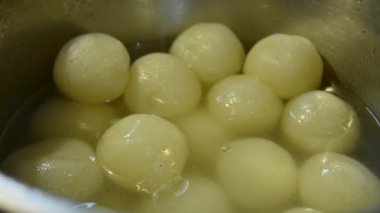 Indian Sweets Rasgulla. Bu tatlı Batı Bengal, Hindistan 'dan geliyor. Diğer isimler arasında Rasagulla, Rossogolla, Roshogolla, Rasagola, Rasagolla sayılabilir. Hindistan 'ın en popüler tatlısı..