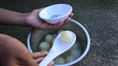 Indian Sweets Rasgulla. Bu tatlı Batı Bengal, Hindistan 'dan geliyor. Diğer isimler arasında Rasagulla, Rossogolla, Roshogolla, Rasagola, Rasagolla sayılabilir. Hindistan 'ın en popüler tatlısı..